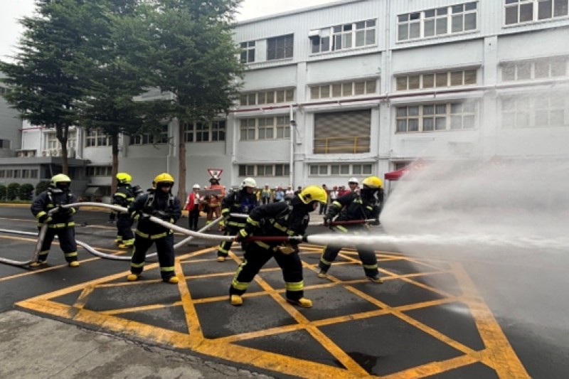 企業義消進行實地搶救演練，操作消防水線進行放水攻擊，透過團隊協作模擬火災現場應變流程，強化初期滅火與實戰應變能力。（圖／新北市消防局提供）