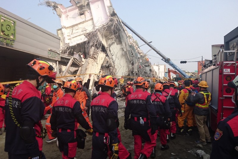 新北市特種搜救隊與義消，於大樓倒塌災害現場投入搜救行動，在專業指揮與多單位協同下進行人員搜尋。（圖／新北市政府消防局提供）