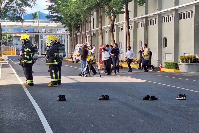 新北市義勇消防人員依不同類別接受基礎與進階訓練，從災害搶救、緊急救護到火場安全與相關法令觀念，透過系統化課程與實作演練，循序強化實務能力與服勤安全。（圖／新北市政府消防局提供）