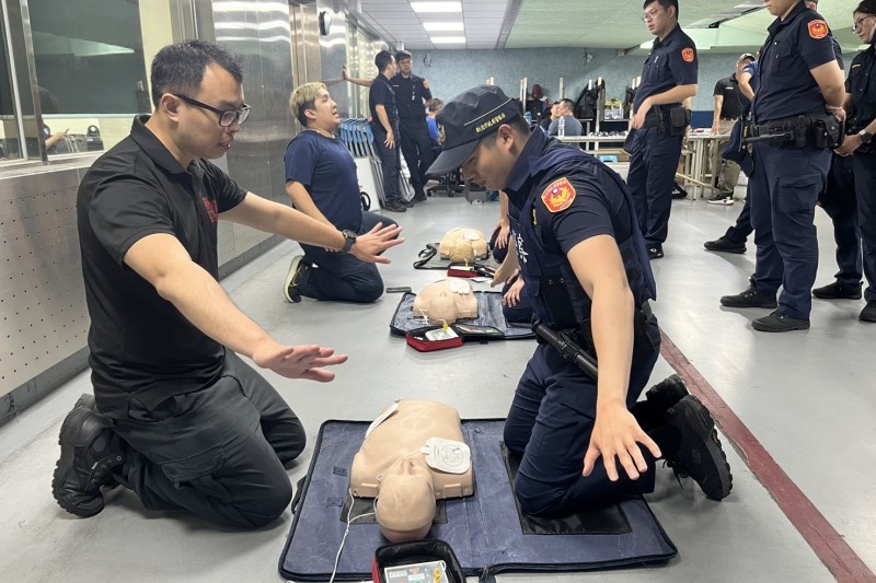 新北市警察人員參與CPR與AED實作訓練,強化第一線到院前急救應變能力,提升在緊急狀況下協助民眾的即時救護量能。(圖/新北市政府消防局提供) 新北市警察人員參與CPR與AED實作訓練,強化第一線到院前急救應變能力,提升在緊急狀況下協助民眾的即時救護量能。(圖/新北市政府消防局提供)
