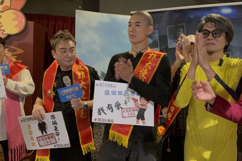 演員洪毛（左2）穿上刑警制服，幽默為主創團隊頒發「金色榮譽狀」。(圖/種子影業)