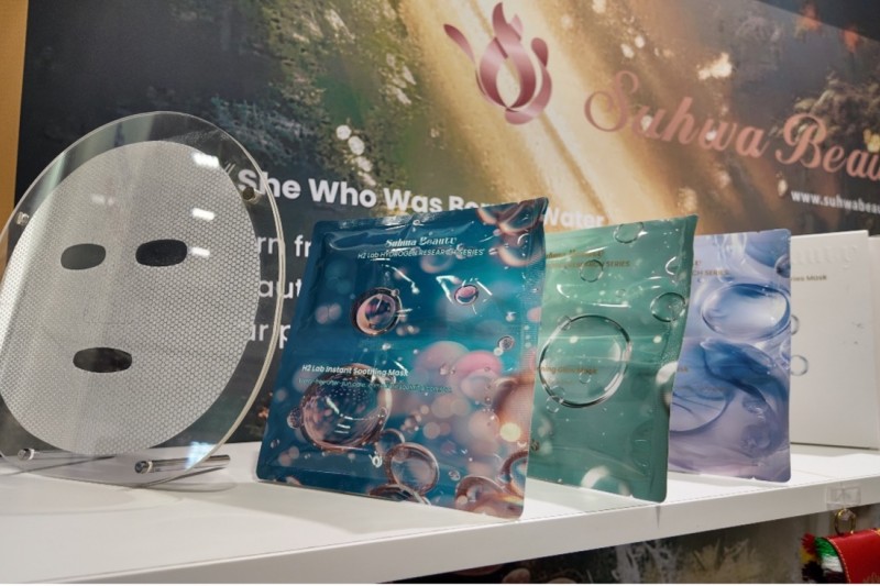 Suhwa Beauty 水映美現場展示「雙艙式氫芯科技面膜」,透過創新雙劑分艙設計,將面膜與精華液分開保存,並於使用前即時融合。」(圖/Suhwa Beauty 水映美提供) Suhwa Beauty 水映美現場展示「雙艙式氫芯科技面膜」,透過創新雙劑分艙設計,將面膜與精華液分開保存,並於使用前即時融合。」(圖/Suhwa Beauty 水映美提供)
