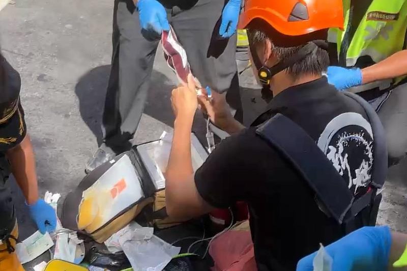 新北市萬里於 114 年 7 月 23 日重大車禍現場，醫療團隊依「雙軌派遣」機制前移到第一線，率先在院前即為重傷患者施行輸血處置，爭取關鍵救命時間。（圖／新北市政府消防局提供）