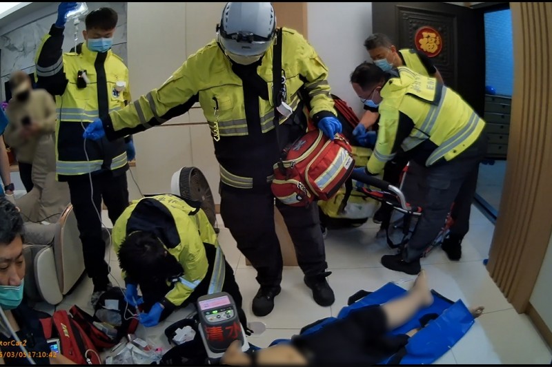 板橋亞東醫院 Doctor Car 依雙軌派遣機制出勤，到宅與消防救護人員並肩合作，於到院前即展開高階急救處置，縮短重症病患搶救時程。（圖／新北市政府消防局提供）