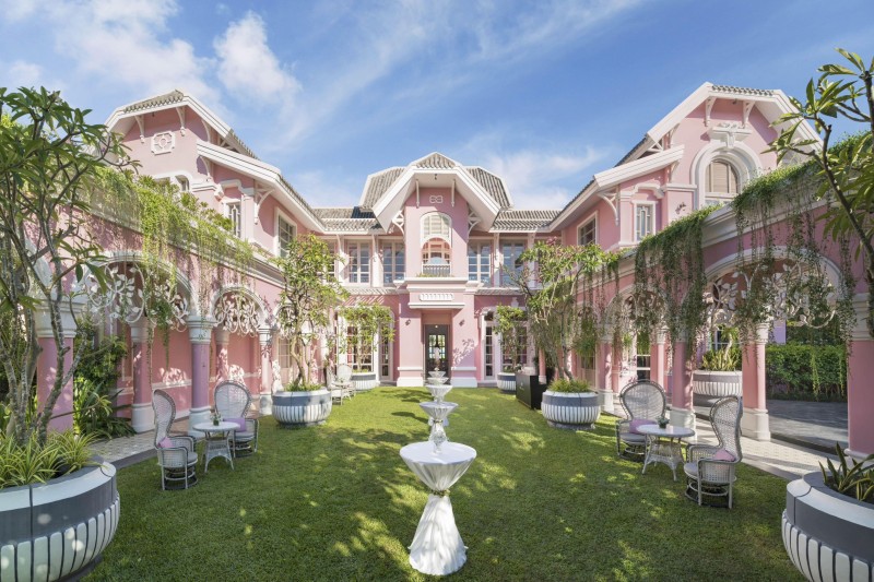 在JW萬豪度假酒店指標性粉紅建築群環抱與法式拱窗交織出夢幻的浪漫氛圍下,這場盛宴不僅是視覺的享受,更是極致的生活美學。(圖/旅行社提供) 在JW萬豪度假酒店指標性粉紅建築群環抱與法式拱窗交織出夢幻的浪漫氛圍下,這場盛宴不僅是視覺的享受,更是極致的生活美學。(圖/旅行社提供)