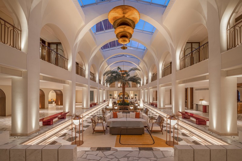 飯店由義大利頂尖團隊親自操刀,大膽將義大利阿馬爾菲海岸的艷陽色彩,優雅地揉合越南在地工藝,構築出一座充滿南歐風情的異國殿堂。(圖/旅行社提供) 飯店由義大利頂尖團隊親自操刀,大膽將義大利阿馬爾菲海岸的艷陽色彩,優雅地揉合越南在地工藝,構築出一座充滿南歐風情的異國殿堂。(圖/旅行社提供)