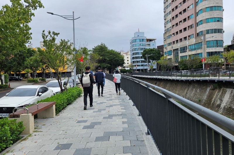 台中市府建設局透過強化公私協力機制，提升企業認養植栽補植及植林復育，讓綠化與減碳效益更持。(圖/台中市政府)