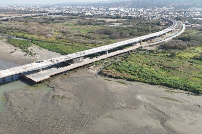 「大肚和美橋」目前工程進度近9成，其中位於烏溪河域中，臨水環境最深，施工難度最高的橋墩亦已完。(圖/台中市政府)