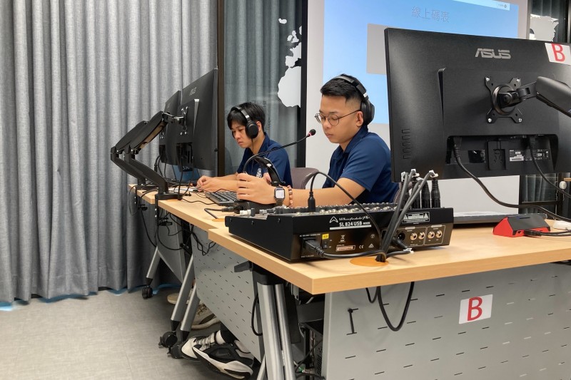 ERCA 教官運用遠距演習平台進行情境控制與通訊模擬，透過多螢幕與音訊設備即時調整災害參數，打造貼近實戰的指揮訓練環境。（圖／新北市政府消防局提供）