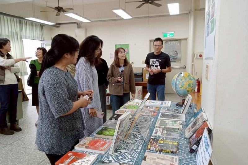 台中市政府率全國之先成立「閱讀教育輔導團」已實地走訪46所學校-閱讀教育輔導團到校輔導-東勢國中。（圖片提供/台中市政府）