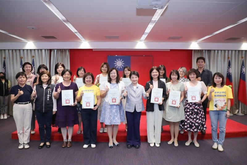 台中市長盧秀燕在市政會議中表揚獲得「閱讀磐石學校獎」團隊。（圖片提供/台中市政府）
