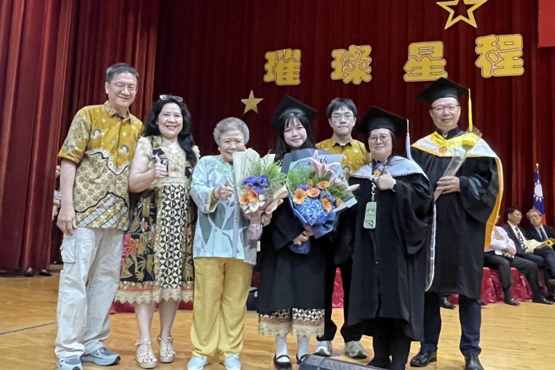 周靈菲(右三)受領林謝罕見(左三)董事長獎,家人協同段葉芳校長、鍾碧姮主任一起合影。(圖/宏國德霖科大) 周靈菲(右三)受領林謝罕見(左三)董事長獎,家人協同段葉芳校長、鍾碧姮主任一起合影。(圖/宏國德霖科大)