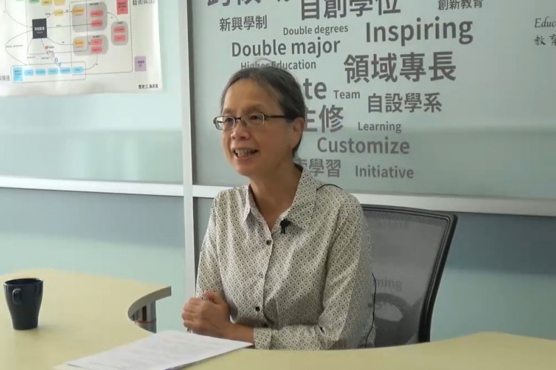 台大法醫研究所所長翁德儀則認為，就是因為依托咪酯的半衰期很短，所以警方在路邊臨檢一旦發現個案的唾液毒品快篩呈陽性，就要用最快的速度將其帶回派出所採尿液。（取自YouTube影片）
