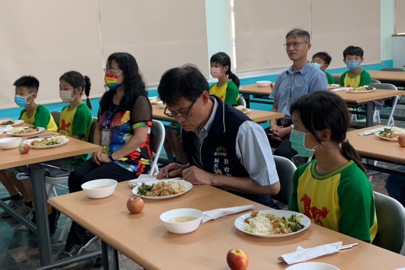 臺中市政府教育局長蔣偉民前往偏鄉視察學生營養午餐辦理情形。 (圖片提供/臺中市政府教育局)