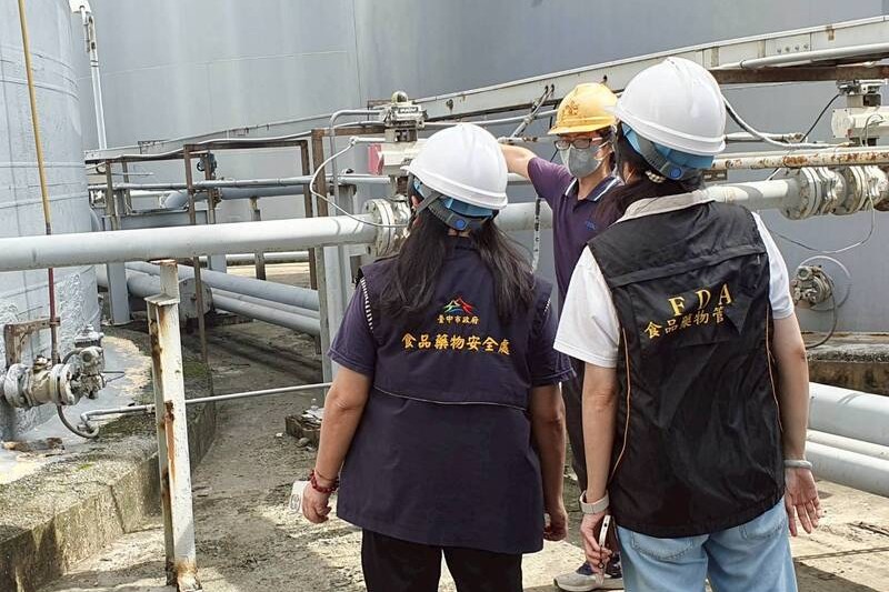 中聯油脂股份有限公司自主通報旗下大豆沙拉油「苯駢芘（BaP）」超標，台中市食安處1日說明，6月30日獲報後，立即會同衛福部食藥署展開聯合稽查，勒令業者即刻停工、全面下架回收。（中央社）