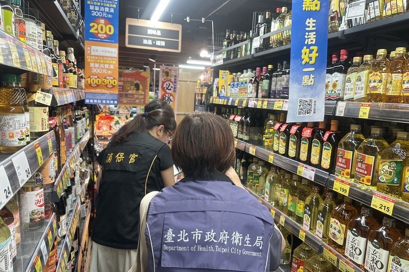 針對中聯「大豆沙拉油」致癌物超標案，台北市衛生局說明，2日一早已派員至北市各大賣場、飯店及餐廳查核，要求業者將問題油品品項全面下架。（中央社）