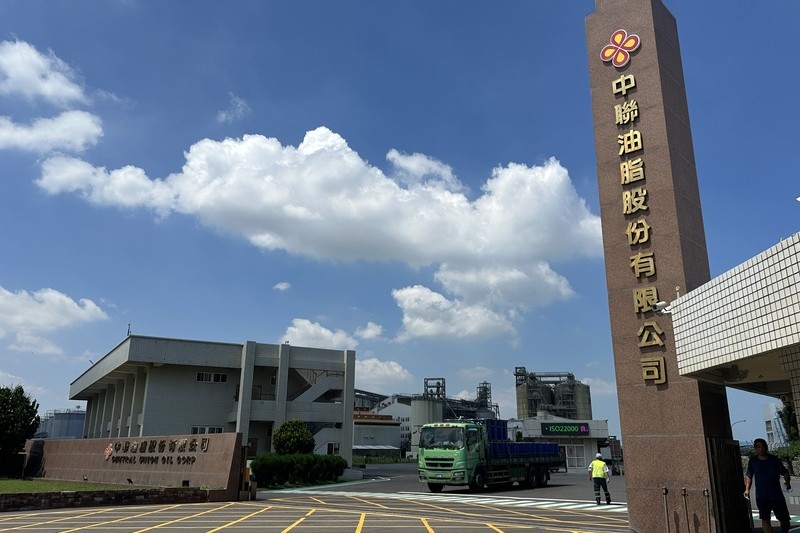 中聯油脂股份有限公司油品致癌物超標,1日起停工,6日位於台中港的廠區仍有許多貨車進出;業者說,這是載運生產油脂產出的豆粉,運出作為肥料、飼料等。中央社 中聯油脂股份有限公司油品致癌物超標,1日起停工,6日位於台中港的廠區仍有許多貨車進出;業者說,這是載運生產油脂產出的豆粉,運出作為肥料、飼料等。中央社