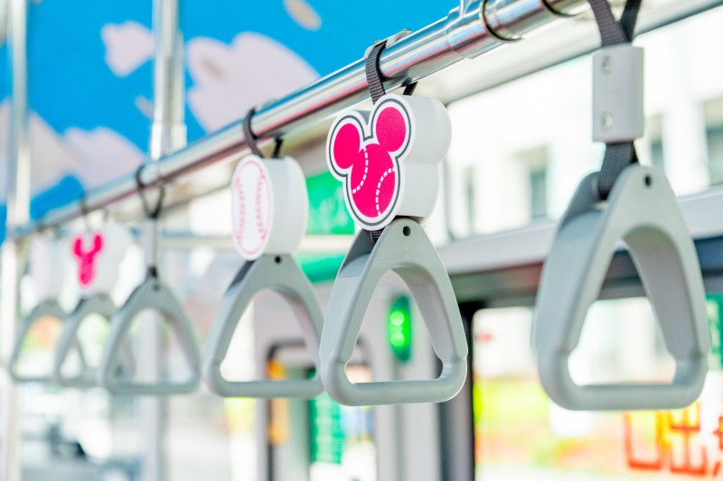 桃市府攜手迪士尼Mickey & Friends推出主題公車。圖/桃園市政府提供 掃描車上官方LINE QR Code直接進入集點畫面參加抽獎活動,有機會把大獎帶回家!圖/桃園市政府提供