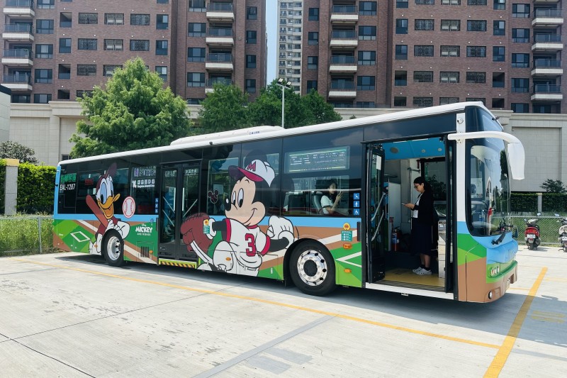 桃市府攜手迪士尼Mickey & Friends推出主題公車。圖/風傳媒拍攝 桃園米奇主題公車全新亮相,充滿巧思的設計打造兼具質感與特色的乘車環境,讓日常搭乘增添趣味。圖/桃園市政府提供