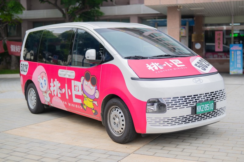 九人座桃小巴可深入社區,補足大型公車無法進入的區域,提升乘車便利性。圖/桃園市政府提供 九人座桃小巴可深入社區,補足大型公車無法進入的區域,提升乘車便利性。圖/桃園市政府提供