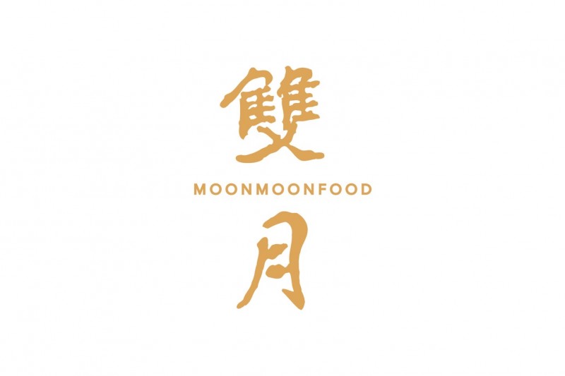 雙月食品社以金色書法字樣呈現品牌標誌,持續透過雞湯與家常料理傳遞溫暖、安心的飲食理念。(圖/雙月提供) 雙月食品社以金色書法字樣呈現品牌標誌,持續透過雞湯與家常料理傳遞溫暖、安心的飲食理念。(圖/雙月提供)
