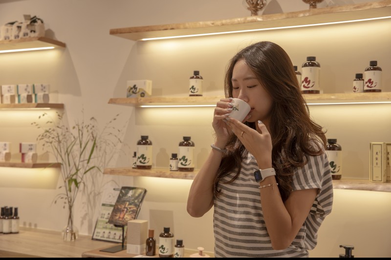 在炎熱夏季到阿原門市感受青草植物帶來的清涼氣息,也體驗阿原以一杯茶傳遞的土地款待。(圖/阿原提供) 在炎熱夏季到阿原門市感受青草植物帶來的清涼氣息,也體驗阿原以一杯茶傳遞的土地款待。(圖/阿原提供)