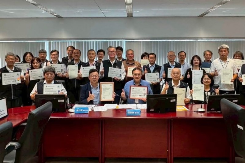 台中市副秘書長林谷隆前排左與副市長鄭照新前排中,和取得國際認證的各局處資安長共同合影,展現跨局處攜手守護數位台中的決心。(圖/台中市政府) 台中市副秘書長林谷隆前排左與副市長鄭照新前排中,和取得國際認證的各局處資安長共同合影,展現跨局處攜手守護數位台中的決心。(圖/台中市政府)
