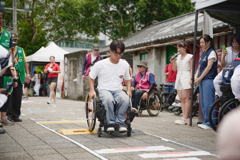 輪椅障礙體驗邀全民關注「運動平權」。(圖/Doiiin 永續媒體提供) 輪椅障礙體驗邀全民關注「運動平權」。(圖/Doiiin 永續媒體提供)