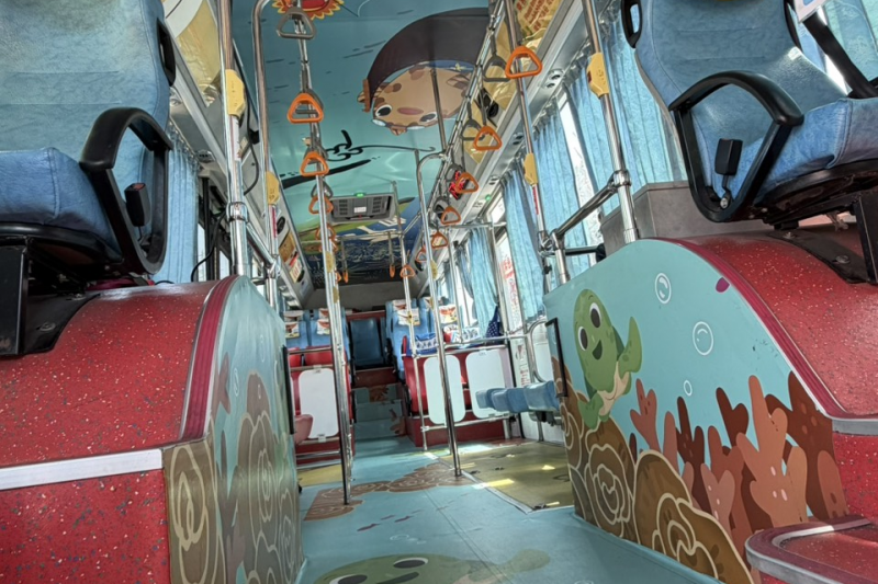 台灣好行車內繽紛海洋色彩。(照片/鄧亦涵攝)