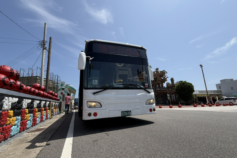 澎湖台灣好行」共有 4 條主要路線,包含專為接駁設計的「澎湖空港快線」 以及 3 條採郵輪式公車營運(原車跟到目的地、有專人隨車導覽)的景點觀光線:媽宮北環線、媽宮湖西線、媽宮澎南線。(照片/鄧亦涵攝) 澎湖台灣好行」共有 4 條主要路線,包含專為接駁設計的「澎湖空港快線」 以及 3 條採郵輪式公車營運(原車跟到目的地、有專人隨車導覽)的景點觀光線:媽宮北環線、媽宮湖西線、媽宮澎南線。(照片/鄧亦涵攝)