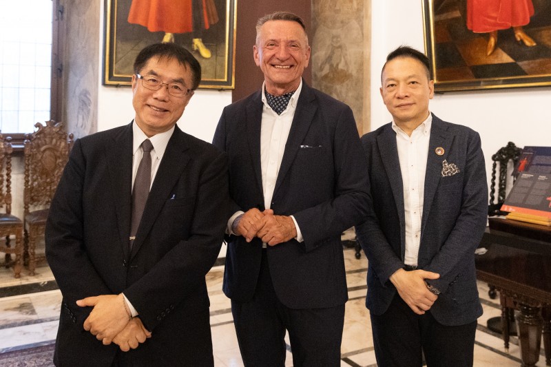 台灣波蘭商業協會理事長趙忠傑博士(右一)、台南市長黃偉哲(左一)與波美拉尼亞省副省長萊謝克・邦納(Leszek Bonna,中)合影。(照片/台波商會提供) 台灣波蘭商業協會理事長趙忠傑博士(右一)、台南市長黃偉哲(左一)與波美拉尼亞省副省長萊謝克・邦納(Leszek Bonna,中)合影。(照片/台波商會提供)