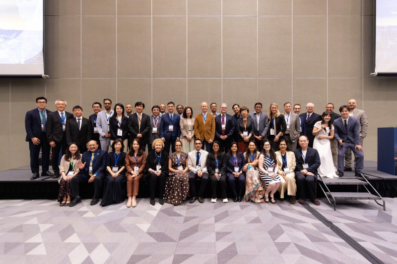 ISRS與TSCRS兩會理監事及應邀出席的國內外眼科專家合影。孫啟欽期盼透過國際交流，提升台灣在智慧眼科與臨床研究領域的參與度。（圖/孫啟欽醫師提供)