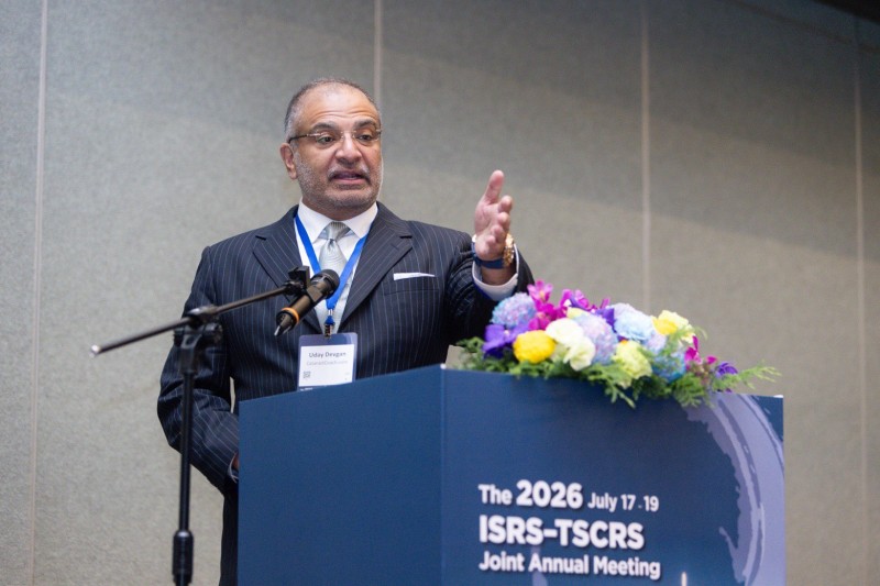 美國加州眼科專家Uday Devgan於2026 ISRS–TSCRS聯合年會發表專題演講，分享全球首例機器人輔助白內障手術的臨床經驗與未來發展。（圖/孫啟欽醫師提供）