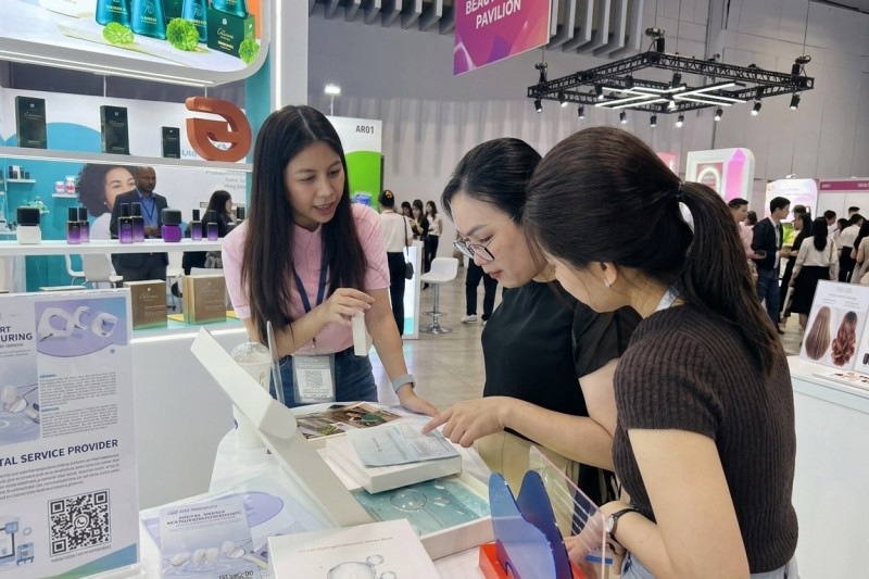 水映美於Vietbeauty與Cosmobeauté Vietnam 2026設置品牌展位,展示雙艙鮮活氫面膜及美容科技應用,積極拓展東南亞專業通路。(圖/水映美提供) 水映美於Vietbeauty與Cosmobeauté Vietnam 2026設置品牌展位,展示雙艙鮮活氫面膜及美容科技應用,積極拓展東南亞專業通路。(圖/水映美提供)