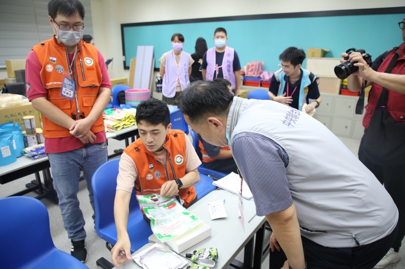 替代役備役役男向評核官說明配售方式(圖/新北市民政局提供) 替代役備役役男向評核官說明配售方式(圖/新北市民政局提供)