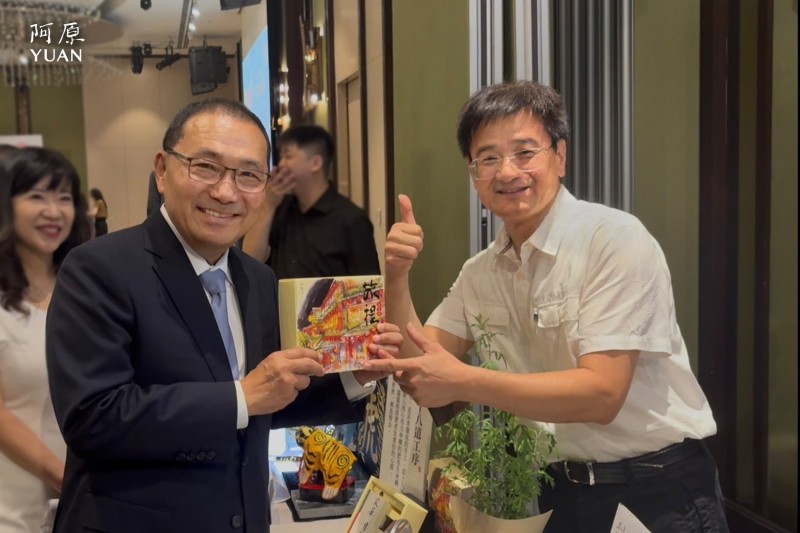 新北市長侯友宜左頒發2026新北嚴選特色商品獎,由阿原總經理江榮華右代表領獎。(圖/阿原YUAN提供) 新北市長侯友宜左頒發2026新北嚴選特色商品獎,由阿原總經理江榮華右代表領獎。(圖/阿原YUAN提供)