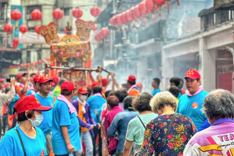信眾可一次參拜多尊媽祖, 還可參加鑽轎腳,把「媽祖平安賜福金」帶回家。圖/新北市政府民政局提供 信眾可一次參拜多尊媽祖, 還可參加鑽轎腳,把「媽祖平安賜福金」帶回家。圖/新北市政府民政局提供