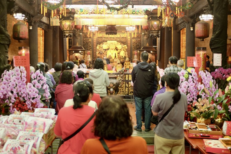 信眾可一次參拜多尊媽祖, 還可參加鑽轎腳,把「媽祖平安賜福金」帶回家。圖/新北市政府民政局提供 信眾可一次參拜多尊媽祖, 還可參加鑽轎腳,把「媽祖平安賜福金」帶回家。圖/新北市政府民政局提供
