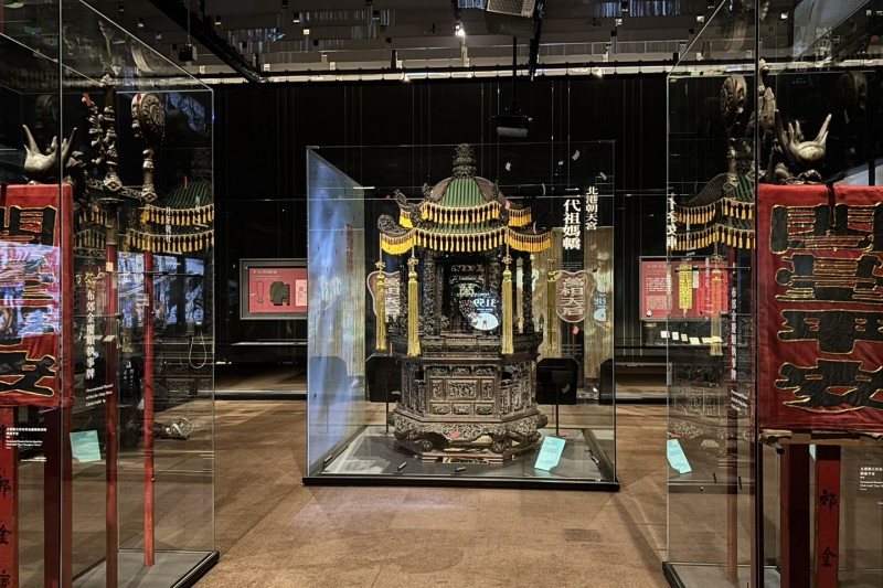 國立臺灣歷史博物館「萬相天后」特展展出北港朝天宮二代祖媽轎及傳統宗教儀仗，透過精緻雕刻、華麗轎飾與祭祀文物，呈現臺灣媽祖信仰的歷史傳承及民間工藝之美。(照片/鄧亦涵攝)