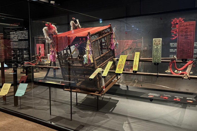 國立臺灣歷史博物館「萬相天后」特展展出北港朝天宮二代祖媽轎及傳統宗教儀仗，透過精緻雕刻、華麗轎飾與祭祀文物，呈現臺灣媽祖信仰的歷史傳承及民間工藝之美。(照片/鄧亦涵攝)