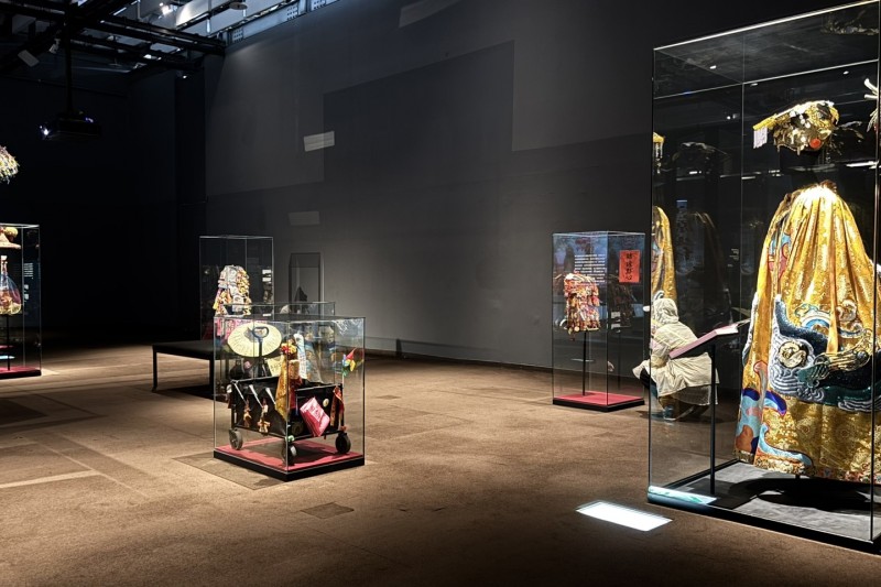 國立臺灣歷史博物館「萬相天后」特展展出華麗的媽祖冠服與宗教服飾，透過精緻刺繡、龍紋及傳統工藝，呈現臺灣民間信仰中天上聖母的尊貴形象，也見證不同時代的宗教藝術與文化傳承。(照片/鄧亦涵攝)