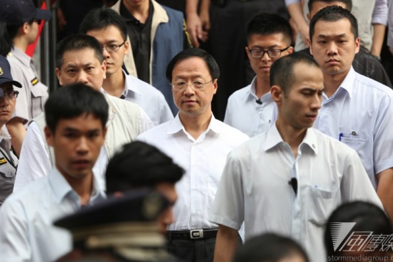 行政院長江宜樺表示,多年來石化產業讓高雄民眾承受較大的環境汙染成本及安全方面的風險,要協助高雄市發展新的產業,「找到未來更有希望的產業」。(余志偉攝)