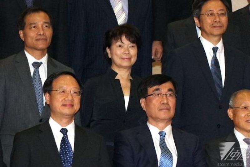 文化部長龍應台(中)請辭,聲明要陪母親走最後一里路。(蘇仲泓攝)