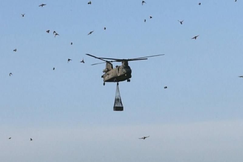 陸軍CH-47運輸直升機吊掛著戰機所需要的航材與彈藥,進入整備區實施緊急潛力裝掛等運補任務。(吳逸驊攝)