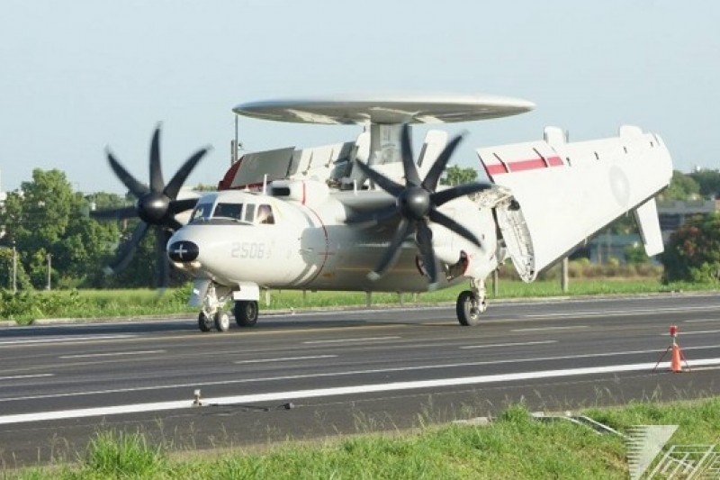 空軍E-2K空中預警機首度成功起降高速公路演練,E-2K空中預警機翼接近高速公路跑道寬度,降落後迅速收起翼展在戰備道上轉彎,完成整備後加足馬力起飛。(蘇仲泓攝)