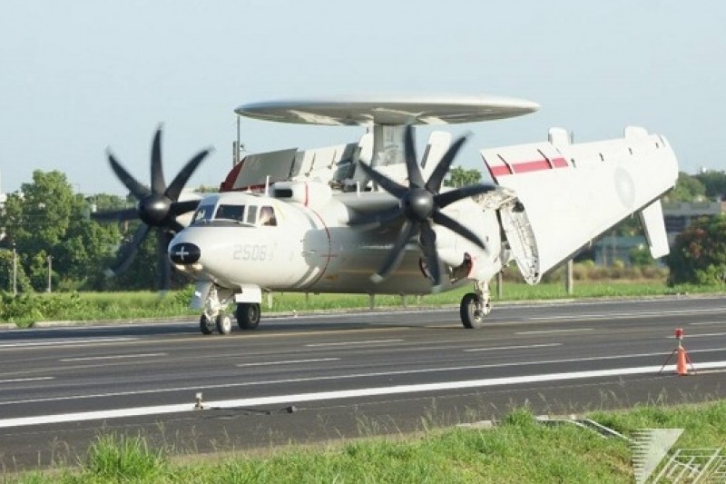 空軍E-2K空中預警機首度成功起降高速公路演練，E-2K空中預警機翼接近高速公路跑道寬度，降落後迅速收起翼展在戰備道上轉彎，完成整備後加足馬力起飛。（蘇仲泓攝）