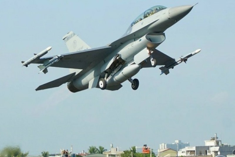 空軍F-16戰機是這次民雄戰備道起降演練的領航機,最先降落也最先起飛。(蘇仲泓攝)