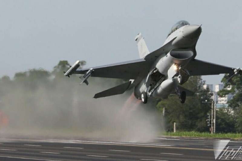 空軍F16戰機加足馬力當領航機起飛，該型戰機機隊的性能提昇，是依F16E/F戰機的規格，未來20年還是空軍主力戰機。（吳逸驊攝）