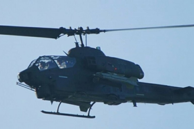 民雄段戰機起降演練,陸軍CH-47運輸直升機實施緊急潛力裝掛等運補任務,陸軍AH-1W攻擊直升機在附近空域進行掩護。(蘇仲泓攝)
