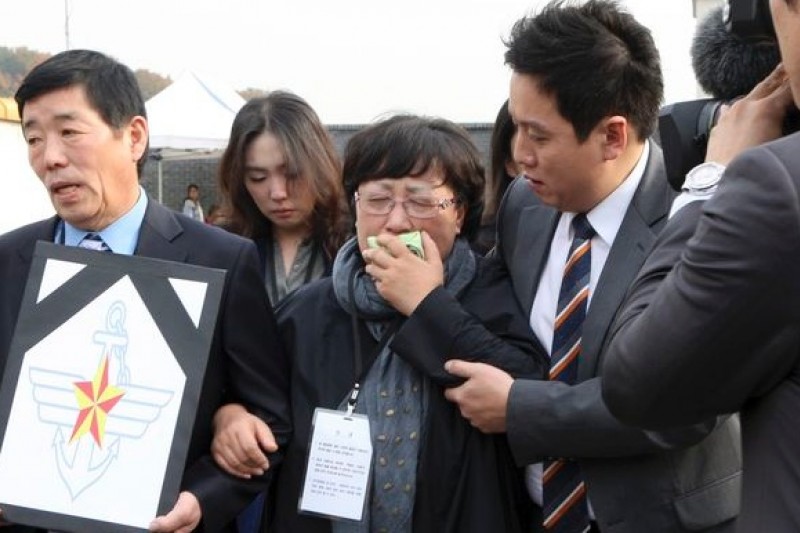 南韓陸軍遭同袍虐殺士兵的家屬,30日出庭時仍然悲不可遏。(美聯社)